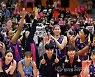 흥국생명 11승 달성, 세레모니하는 김연경- 레이나-변지수-김수지.