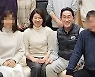 이 한 장의 사진, 기시다 흔들까... 日 총리관저 ‘친척 망년회’ 파문