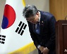 인사하는 오석환 신임 교육부 차관