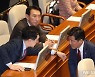 대화 나누는 김기현-구자근