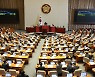 '살던 곳'에서 통합적 돌봄…장기요양보험법 개정안 국회 통과