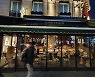 [특파원 다이어리] 2개월째 문닫은 파리 식당엔… 손님대신 곰인형이