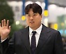 류현진, 계약 하루 만에 일본행…"개막전 선발도 가능"