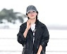 레드벨벳 슬기 ‘가죽재킷+데님’ 편안한 공항패션