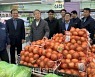 [포토] 강호동 농협회장, 동서울농협 가격안정 행사 점검