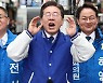 이재명 인천 유세 현장서 `흉기소지男` 경찰 연행