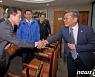 인사하는 윤영덕 더불어민주연합 대표와 김용빈 중앙선관위 사무총장