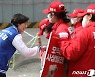 김대식 후보 선거운동원들에게 인사하는 배재정 후보