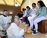 [포토] 수감자들 세족식 하는 교황