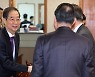 한 총리, 5대 병원장 만나 "의·정 대화체 구성에 역할해주길"