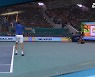 [스포츠영상] "앗 안 다쳤나?" 볼걸로 향해버린 테니스 공