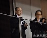 [ST포토] 김승연 회장, '역전 승에 축하박수'