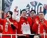 지지 호소하는 한동훈 비대위원장과 최돈익 후보