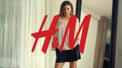 스프링쿨러 덕분에 구경하는 미란다 커의 비밀스런 패션쇼, 미란다 커(Miranda Kerr)의 H&M 2014 Spring Fashion 온라인 광고영상.