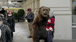 곰이 신선한 천연음식을 찾아 뉴욕 거리를 헤맨다! - 쵸바니 요거트(Chobani Yogurt)의 바이럴 영상 [한글자막]