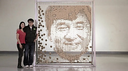 성룡의 60세 생일(환갑)을 축하하기 위해 64,000개의 재활용 대나무 젓가락으로 만든 성룡(잭키챈/Jackie Chan)의 얼굴 초상화 - 중국의 아티스트 Red Hongyi의 설치 예술 작품.