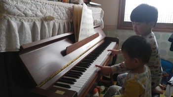 육아일기, 피아노 치는 방법을 동생에게 알려주기