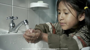 당신이 양치질을 하는 동안 잠그지 않은 수도꼭지를 통해 버려지는 물을 세계의 누군가는 한달간 사용할 수 있습니다, 치약 브랜드인 콜게이트(Colgate)의 TV 공익광고 - 'Making Every Drop of Water Coun..